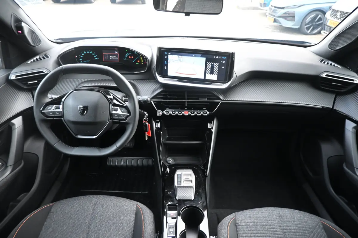 Business tot 8 Jaar garantie! | Climate Control | Dashboard in zacht materiaal met carboneffect en hoogglans zwarte sierstrip | Extra getinte achterste zijruiten en achterruit