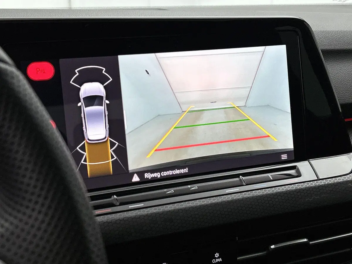 2.0 TSI GTI | Panorama dak | Head-up display | Stoelverwarming | Camera | 19 Inch Velgen | Parkeersensoren | Cruise control |