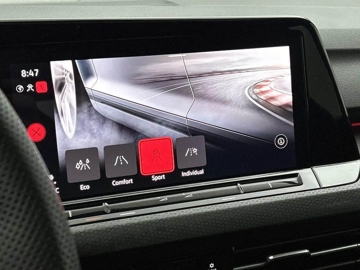 2.0 TSI GTI | Panorama dak | Head-up display | Stoelverwarming | Camera | 19 Inch Velgen | Parkeersensoren | Cruise control |