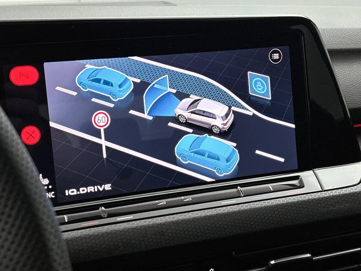 2.0 TSI GTI | Panorama dak | Head-up display | Stoelverwarming | Camera | 19 Inch Velgen | Parkeersensoren | Cruise control |