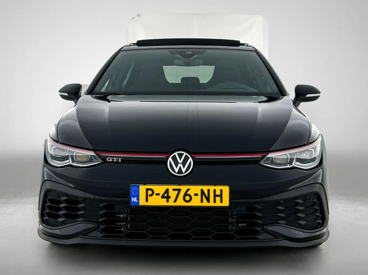 2.0 TSI GTI | Panorama dak | Head-up display | Stoelverwarming | Camera | 19 Inch Velgen | Parkeersensoren | Cruise control |