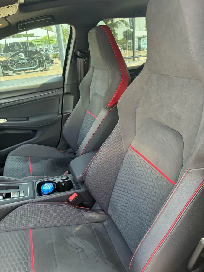 2.0 TSI GTI | Panorama dak | Head-up display | Stoelverwarming | Camera | 19 Inch Velgen | Parkeersensoren | Cruise control |