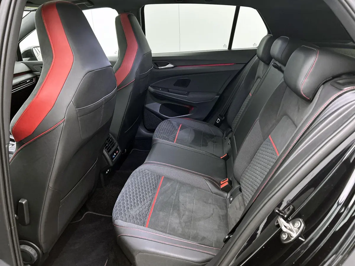 2.0 TSI GTI | Panorama dak | Head-up display | Stoelverwarming | Camera | 19 Inch Velgen | Parkeersensoren | Cruise control |