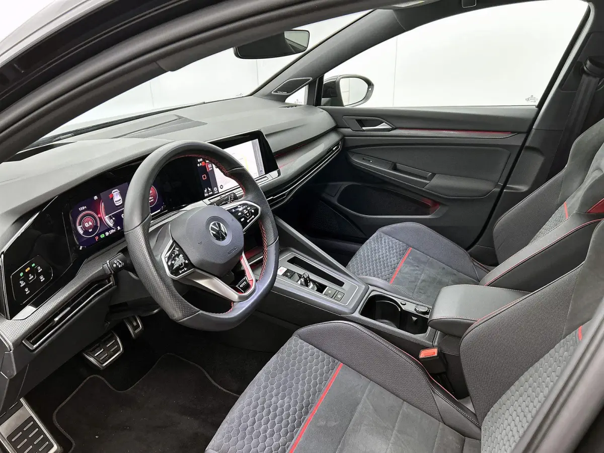 2.0 TSI GTI | Panorama dak | Head-up display | Stoelverwarming | Camera | 19 Inch Velgen | Parkeersensoren | Cruise control |
