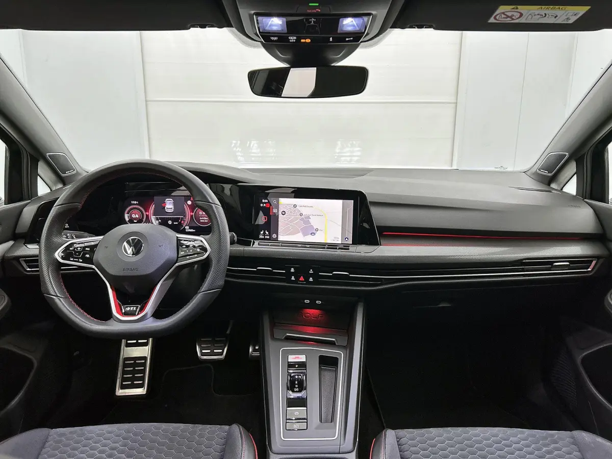 2.0 TSI GTI | Panorama dak | Head-up display | Stoelverwarming | Camera | 19 Inch Velgen | Parkeersensoren | Cruise control |