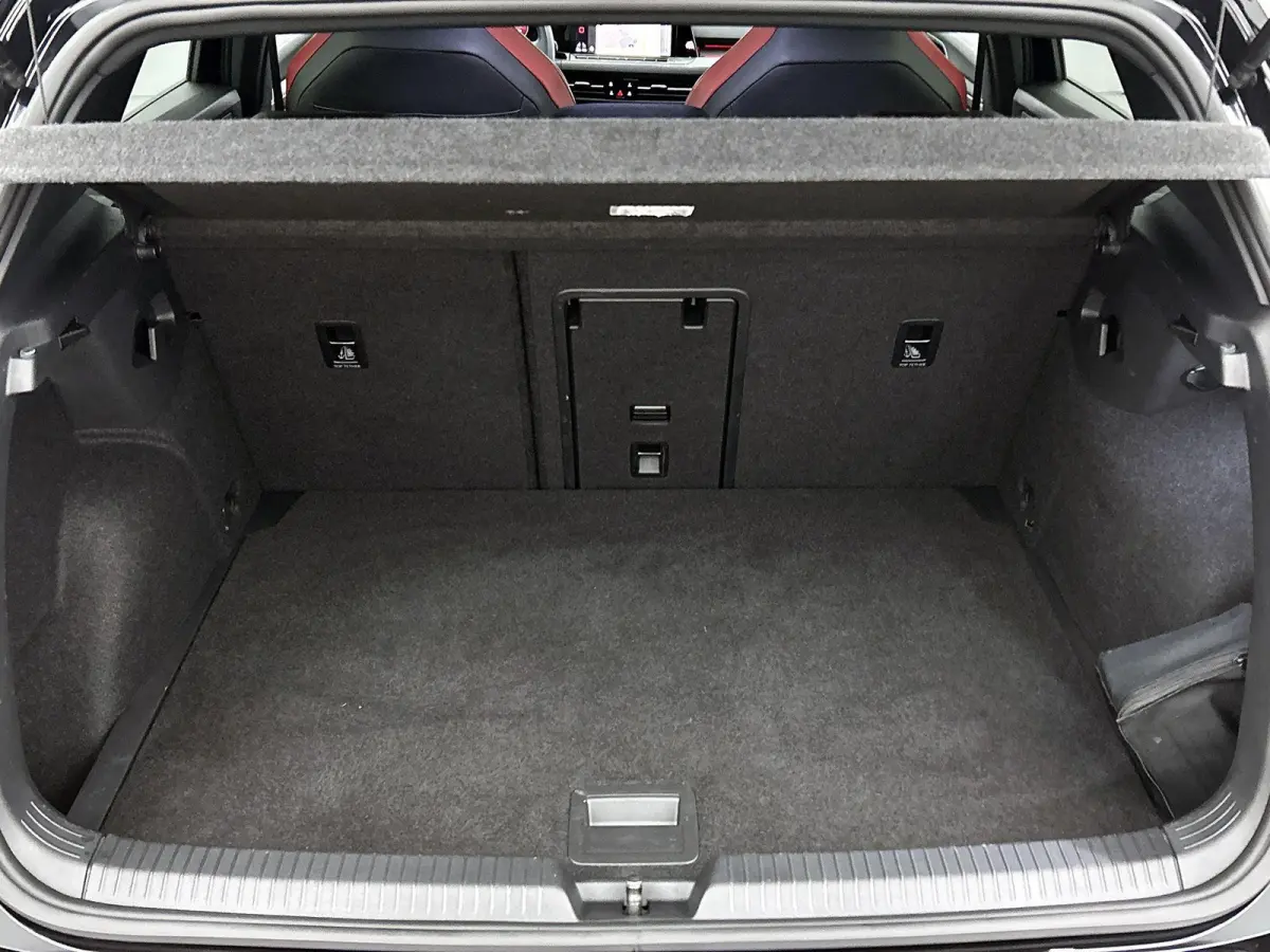 2.0 TSI GTI | Panorama dak | Head-up display | Stoelverwarming | Camera | 19 Inch Velgen | Parkeersensoren | Cruise control |