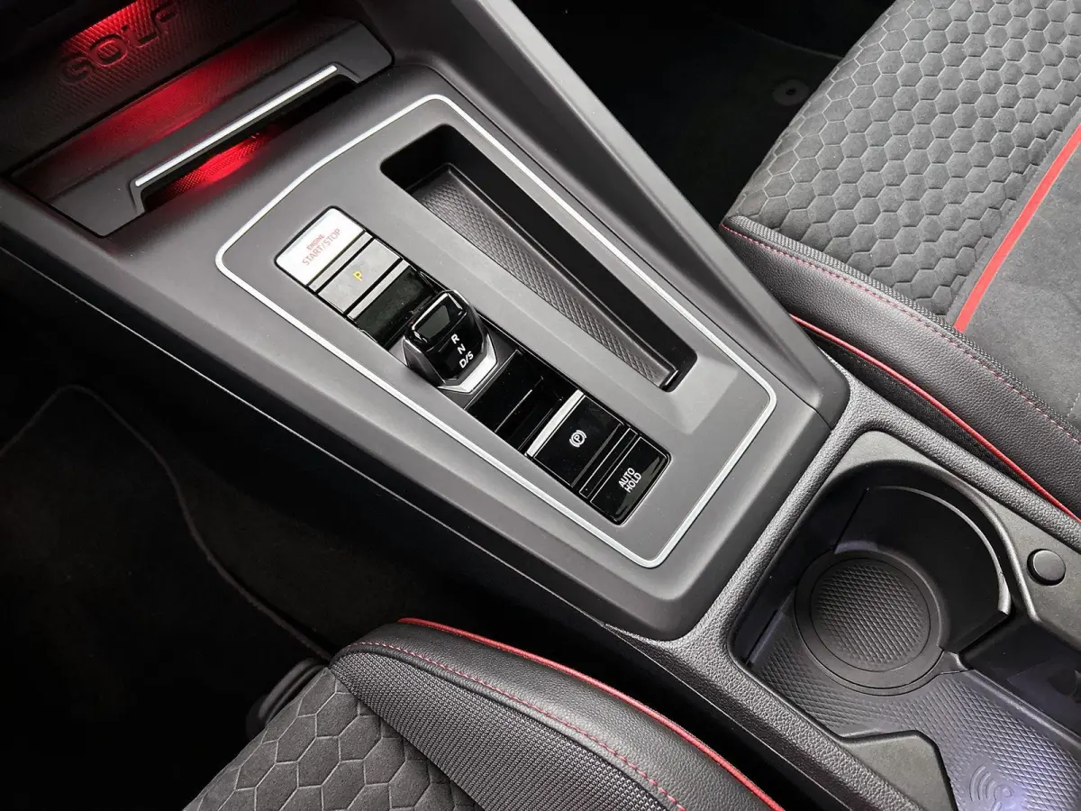 2.0 TSI GTI | Panorama dak | Head-up display | Stoelverwarming | Camera | 19 Inch Velgen | Parkeersensoren | Cruise control |