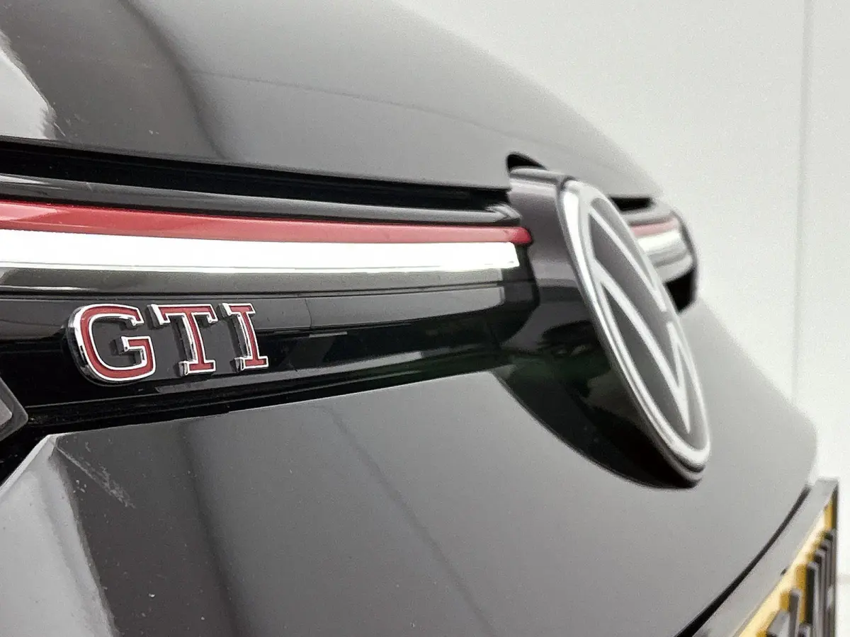 2.0 TSI GTI | Panorama dak | Head-up display | Stoelverwarming | Camera | 19 Inch Velgen | Parkeersensoren | Cruise control |