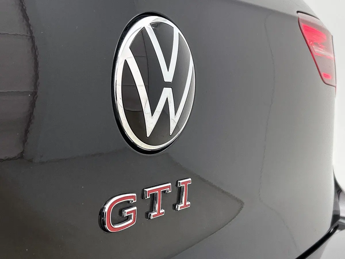 2.0 TSI GTI | Panorama dak | Head-up display | Stoelverwarming | Camera | 19 Inch Velgen | Parkeersensoren | Cruise control |