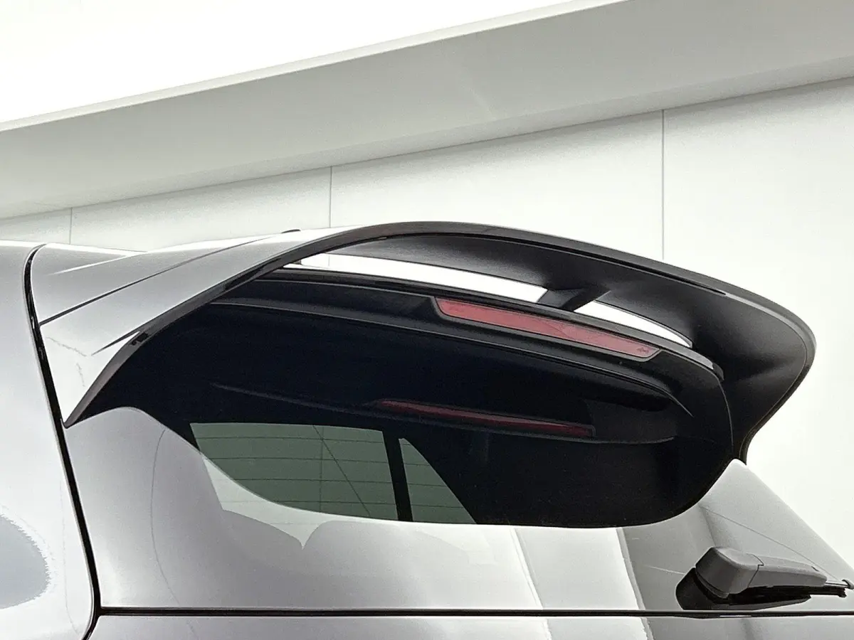 2.0 TSI GTI | Panorama dak | Head-up display | Stoelverwarming | Camera | 19 Inch Velgen | Parkeersensoren | Cruise control |