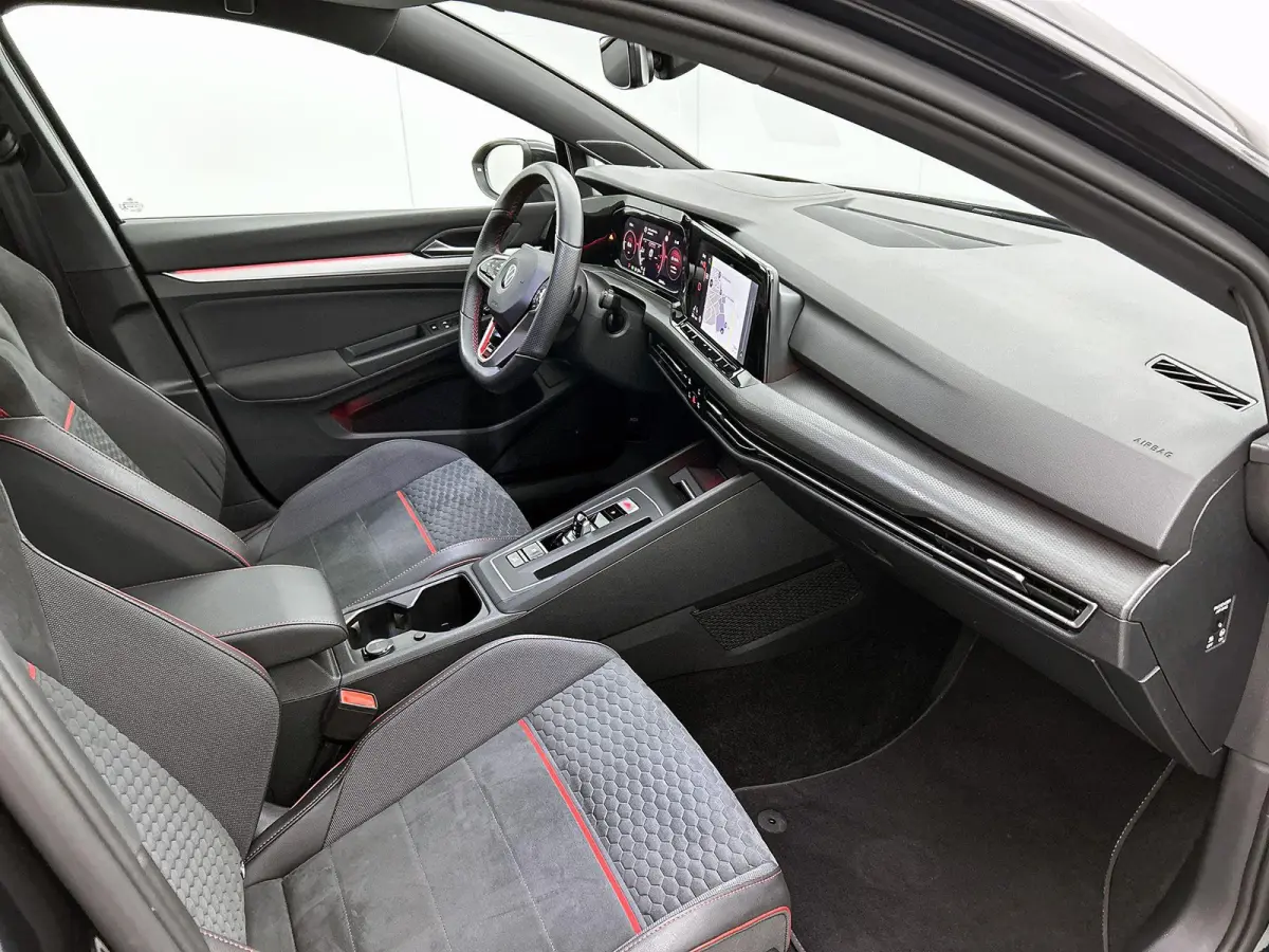 2.0 TSI GTI | Panorama dak | Head-up display | Stoelverwarming | Camera | 19 Inch Velgen | Parkeersensoren | Cruise control |