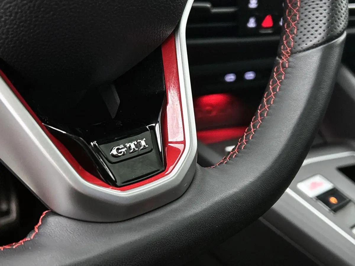 2.0 TSI GTI | Panorama dak | Head-up display | Stoelverwarming | Camera | 19 Inch Velgen | Parkeersensoren | Cruise control |