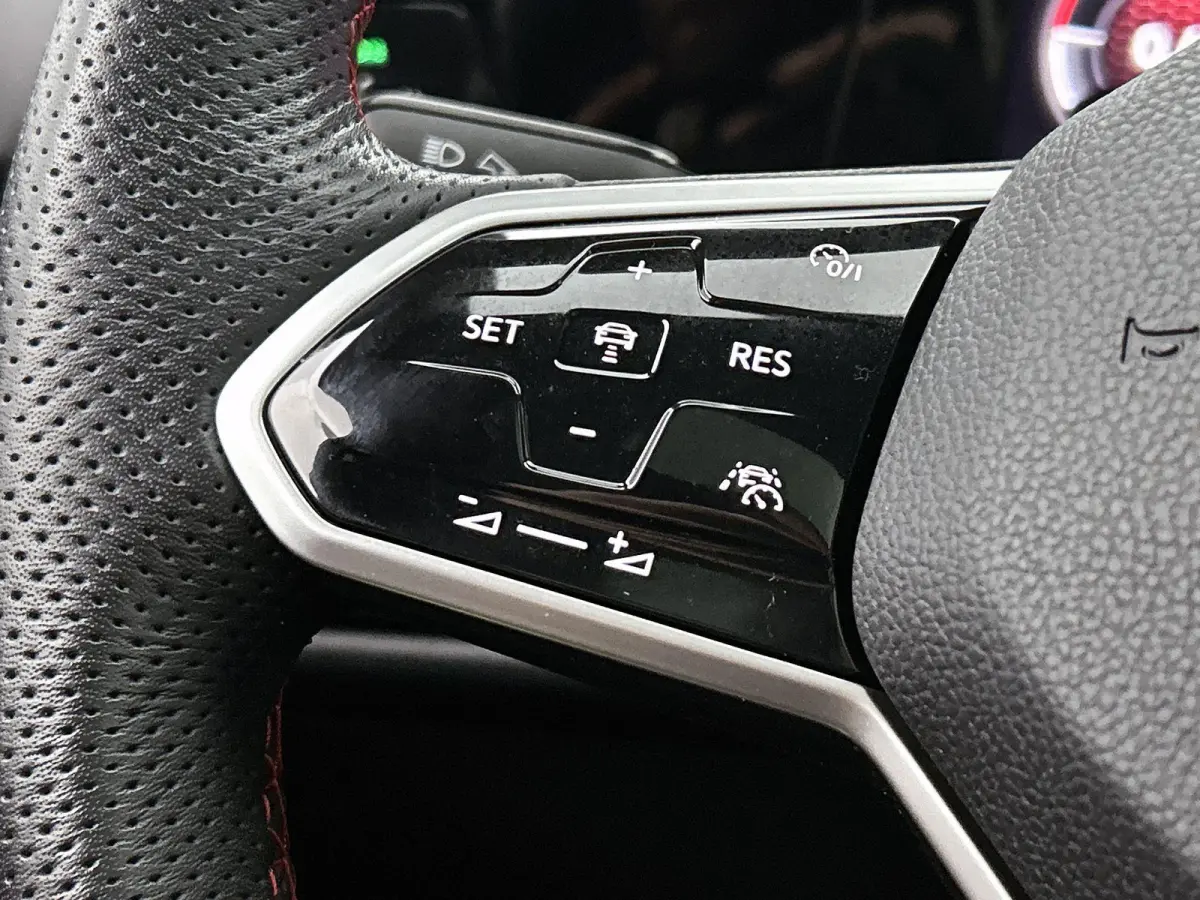 2.0 TSI GTI | Panorama dak | Head-up display | Stoelverwarming | Camera | 19 Inch Velgen | Parkeersensoren | Cruise control |