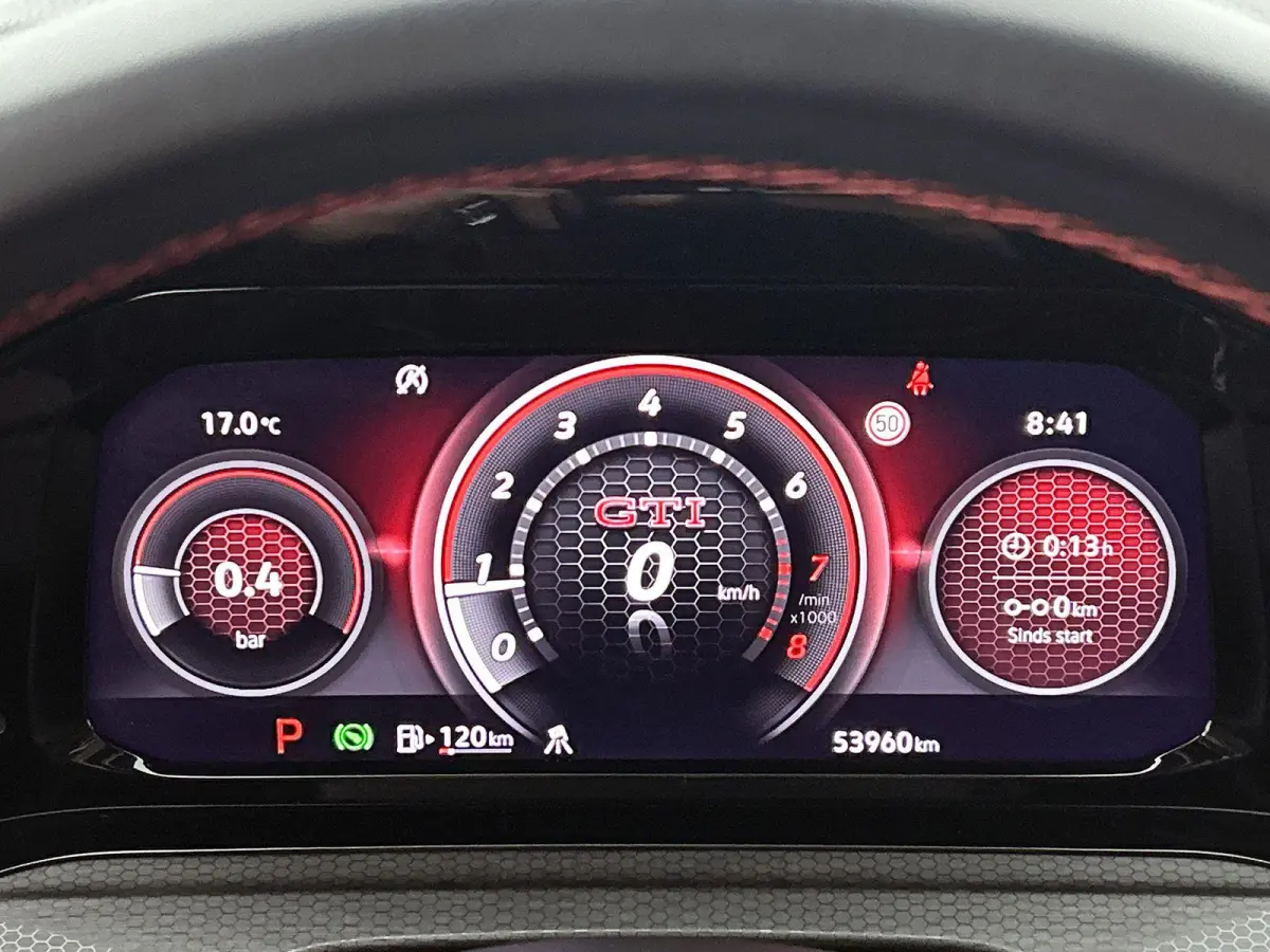 2.0 TSI GTI | Panorama dak | Head-up display | Stoelverwarming | Camera | 19 Inch Velgen | Parkeersensoren | Cruise control |