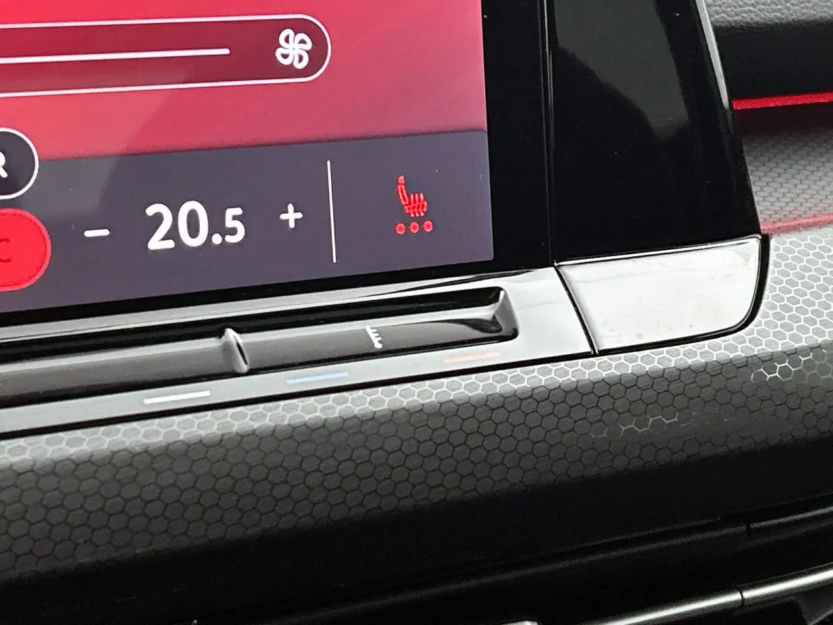 2.0 TSI GTI | Panorama dak | Head-up display | Stoelverwarming | Camera | 19 Inch Velgen | Parkeersensoren | Cruise control |