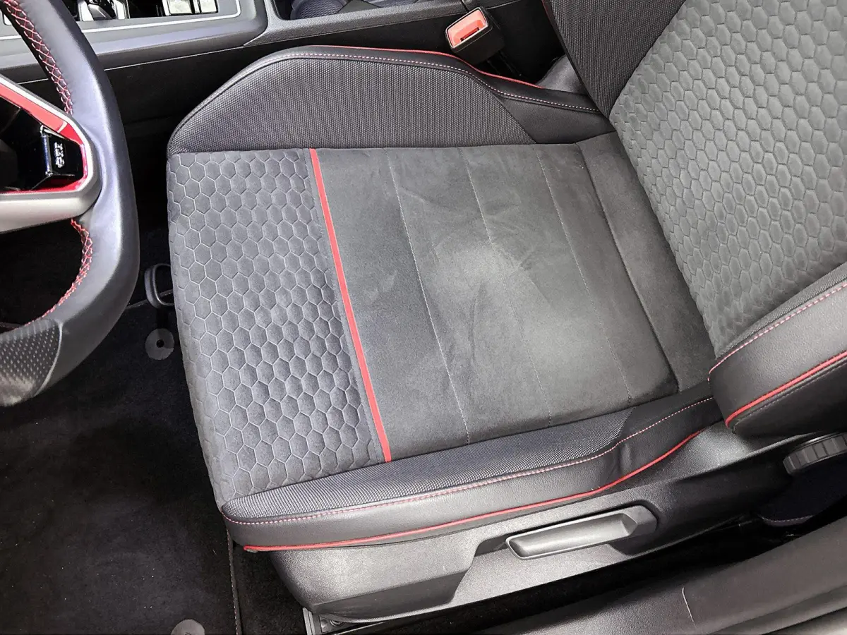 2.0 TSI GTI | Panorama dak | Head-up display | Stoelverwarming | Camera | 19 Inch Velgen | Parkeersensoren | Cruise control |