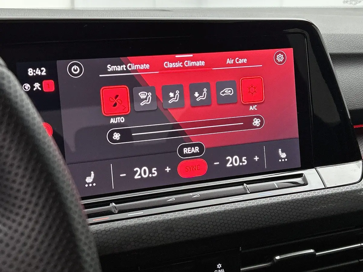 2.0 TSI GTI | Panorama dak | Head-up display | Stoelverwarming | Camera | 19 Inch Velgen | Parkeersensoren | Cruise control |