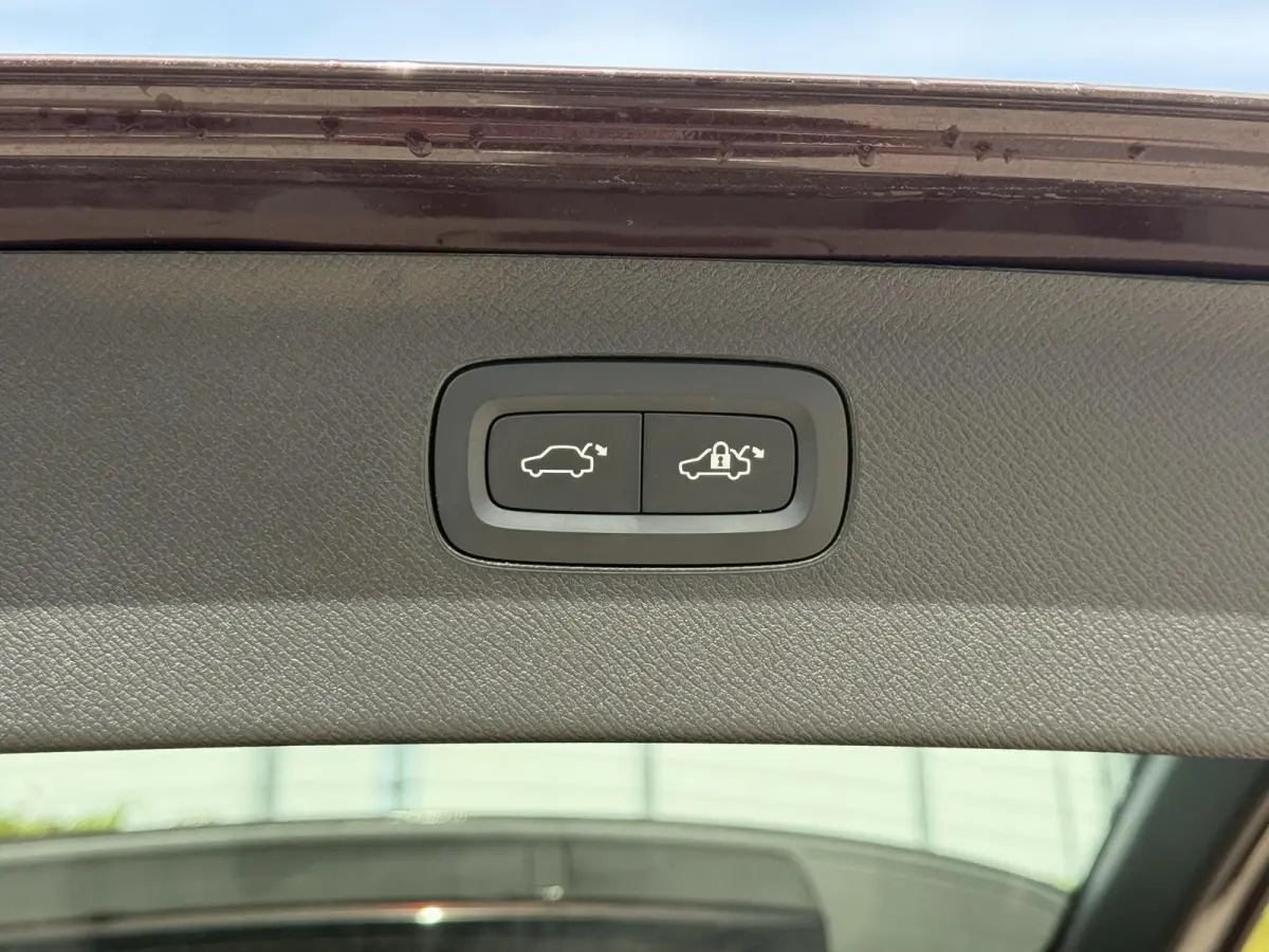 T8 Plug-in hybrid AWD Ultra Dark