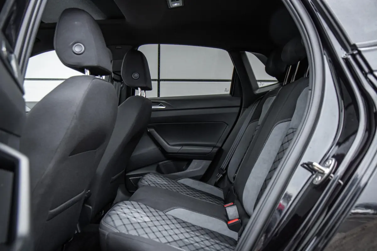 1.0 TSI 95pk R-Line Edition | Panoramadak | Matrix LED | Stoelverwarming | Achteruitrijcamera | Keyless | 17'' Velgen