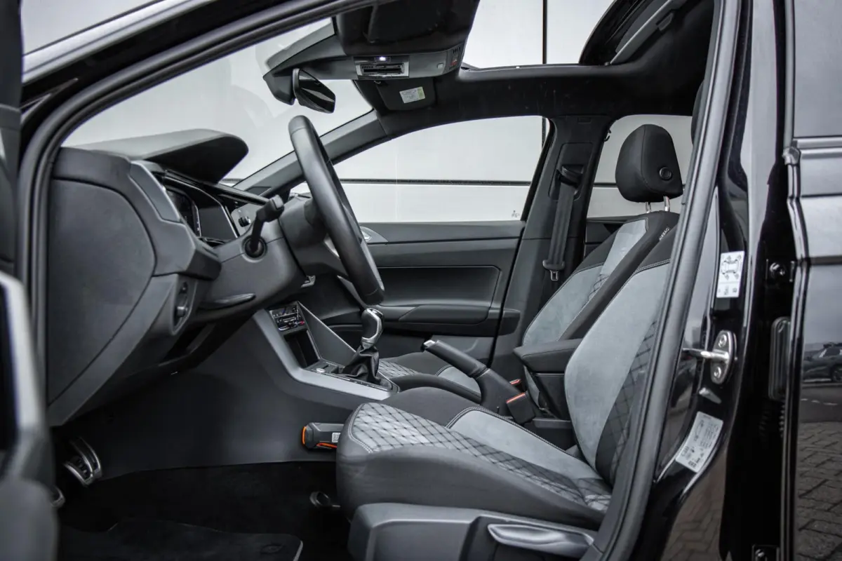 1.0 TSI 95pk R-Line Edition | Panoramadak | Matrix LED | Stoelverwarming | Achteruitrijcamera | Keyless | 17'' Velgen