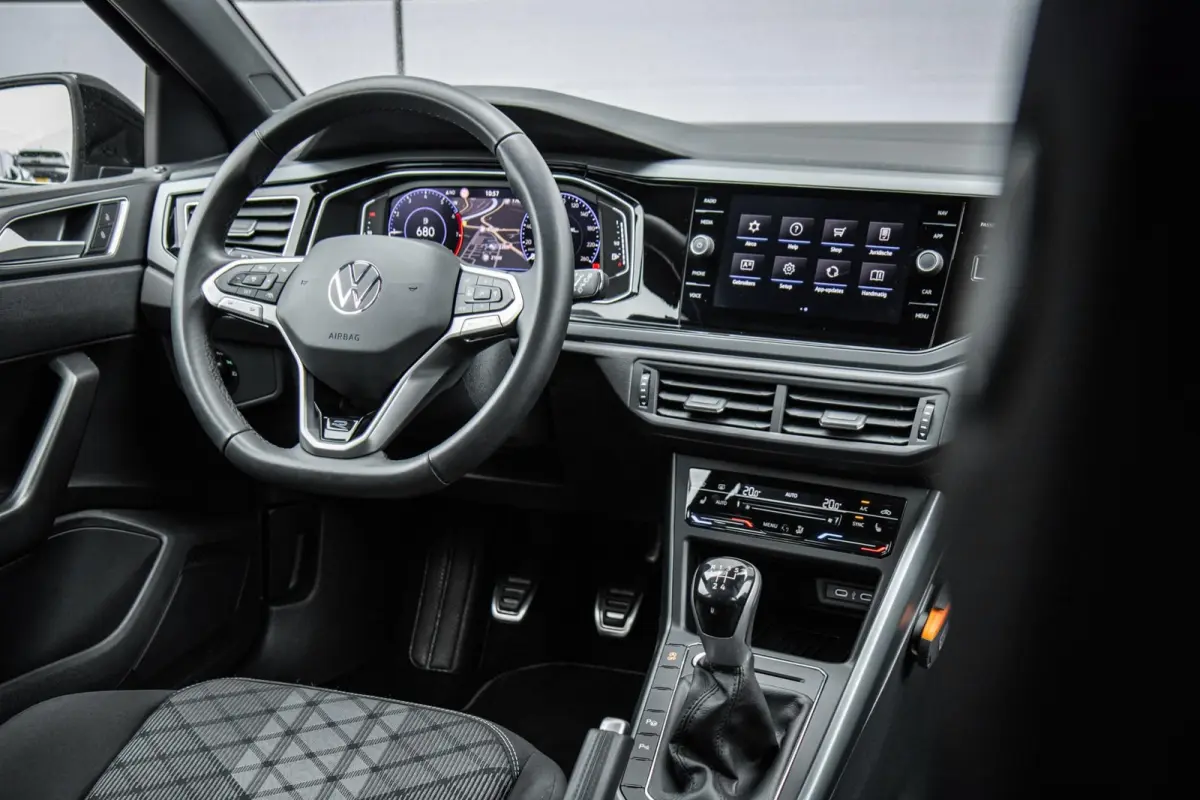 1.0 TSI 95pk R-Line Edition | Panoramadak | Matrix LED | Stoelverwarming | Achteruitrijcamera | Keyless | 17'' Velgen