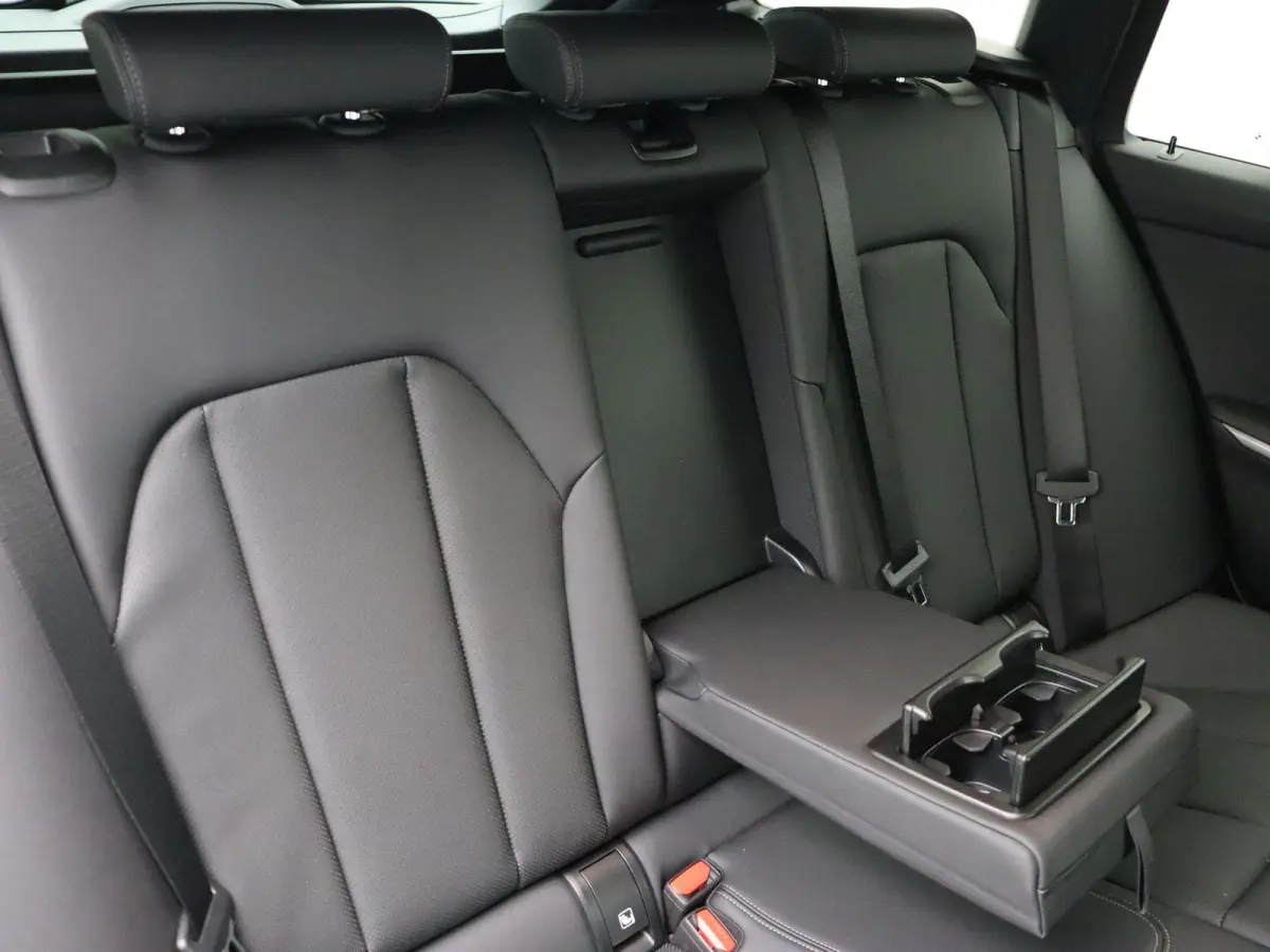 330e M Sportpakket | M Sport Edition | Comfort Pack | Stuurwielrand verwarmd | Trekhaak | Panoramadak | Elektrisch Verstelbare Sportstoelen | Active Cruise Control | DAB | HiFi | 18''