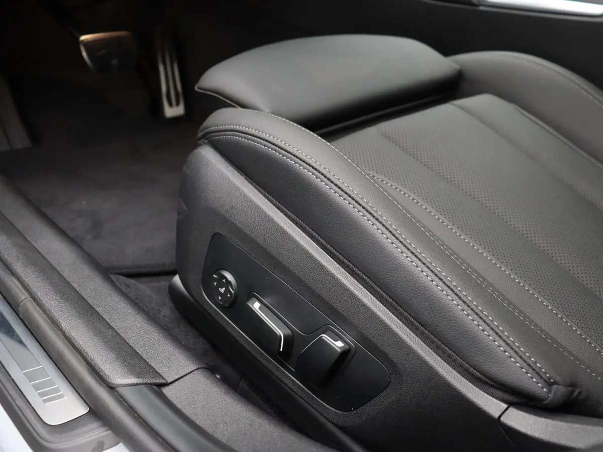 330e M Sportpakket | M Sport Edition | Comfort Pack | Stuurwielrand verwarmd | Trekhaak | Panoramadak | Elektrisch Verstelbare Sportstoelen | Active Cruise Control | DAB | HiFi | 18''