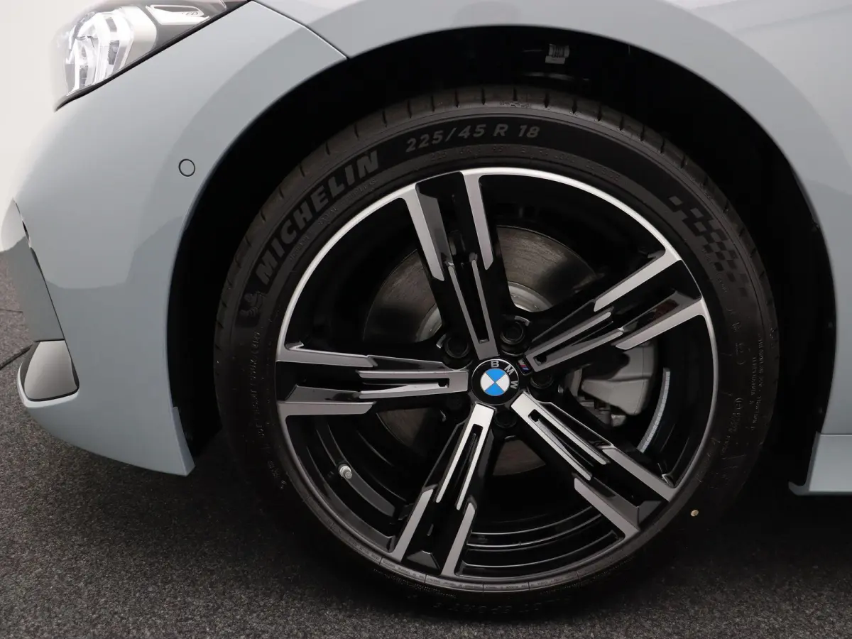 330e M Sportpakket | M Sport Edition | Comfort Pack | Stuurwielrand verwarmd | Trekhaak | Panoramadak | Elektrisch Verstelbare Sportstoelen | Active Cruise Control | DAB | HiFi | 18''