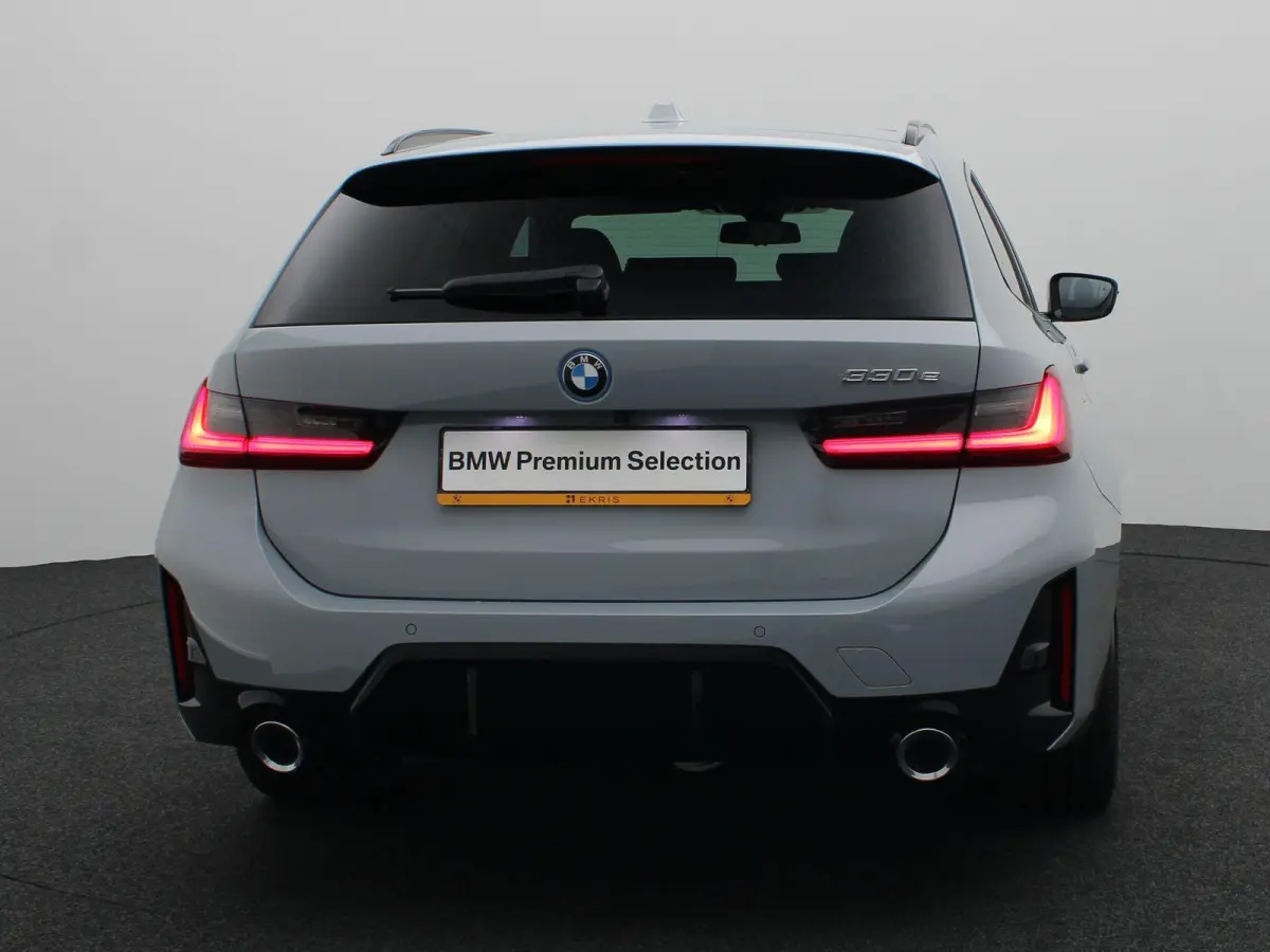 330e M Sportpakket | M Sport Edition | Comfort Pack | Stuurwielrand verwarmd | Trekhaak | Panoramadak | Elektrisch Verstelbare Sportstoelen | Active Cruise Control | DAB | HiFi | 18''