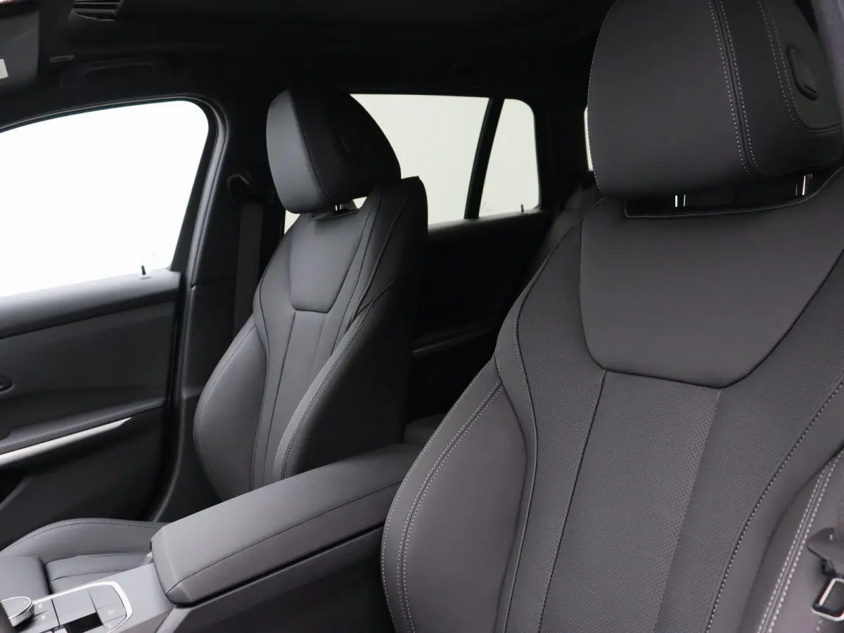 330e M Sportpakket | M Sport Edition | Comfort Pack | Stuurwielrand verwarmd | Trekhaak | Panoramadak | Elektrisch Verstelbare Sportstoelen | Active Cruise Control | DAB | HiFi | 18''