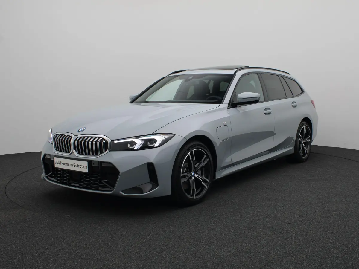 330e M Sportpakket | M Sport Edition | Comfort Pack | Stuurwielrand verwarmd | Trekhaak | Panoramadak | Elektrisch Verstelbare Sportstoelen | Active Cruise Control | DAB | HiFi | 18''