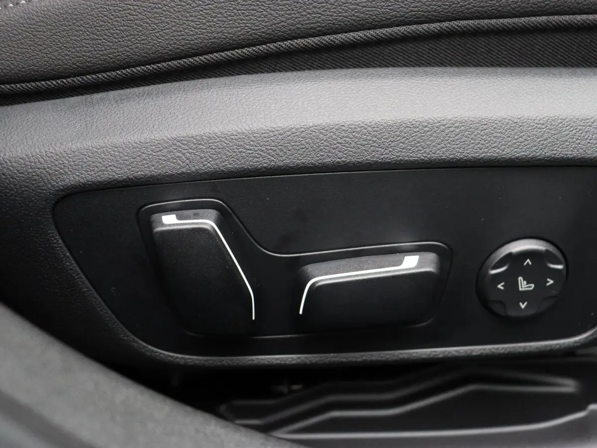 330e M Sportpakket | M Sport Edition | Comfort Pack | Stuurwielrand verwarmd | Trekhaak | Panoramadak | Elektrisch Verstelbare Sportstoelen | Active Cruise Control | DAB | HiFi | 18''