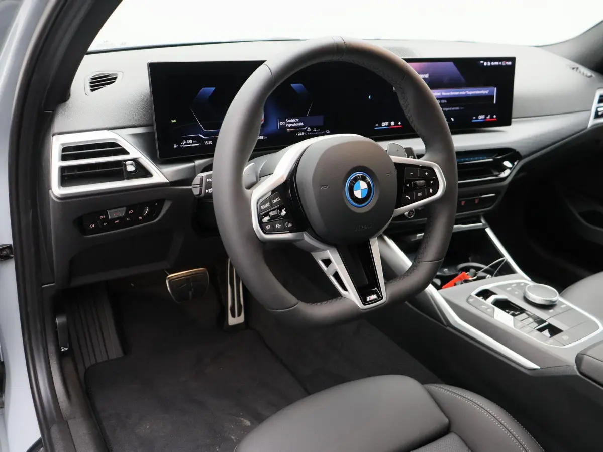 330e M Sportpakket | M Sport Edition | Comfort Pack | Stuurwielrand verwarmd | Trekhaak | Panoramadak | Elektrisch Verstelbare Sportstoelen | Active Cruise Control | DAB | HiFi | 18''
