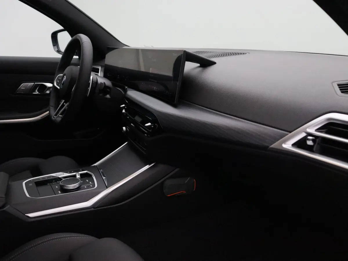 330e M Sportpakket | M Sport Edition | Comfort Pack | Stuurwielrand verwarmd | Trekhaak | Panoramadak | Elektrisch Verstelbare Sportstoelen | Active Cruise Control | DAB | HiFi | 18''