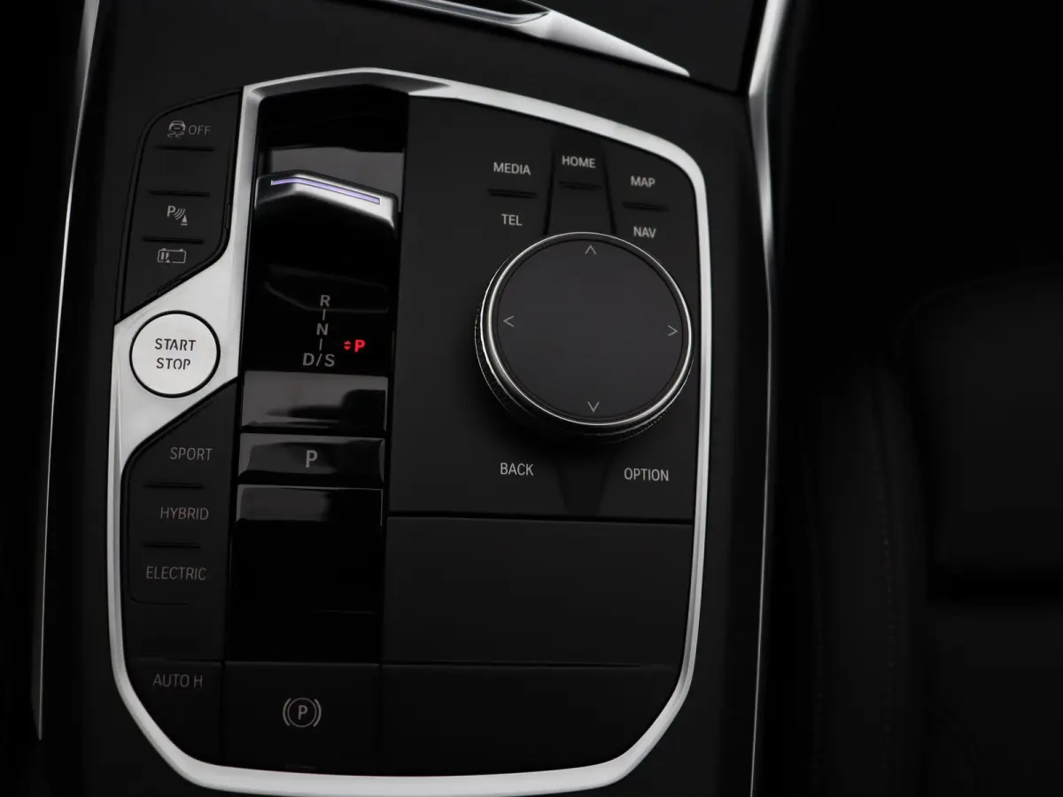 330e M Sportpakket | M Sport Edition | Comfort Pack | Stuurwielrand verwarmd | Trekhaak | Panoramadak | Elektrisch Verstelbare Sportstoelen | Active Cruise Control | DAB | HiFi | 18''