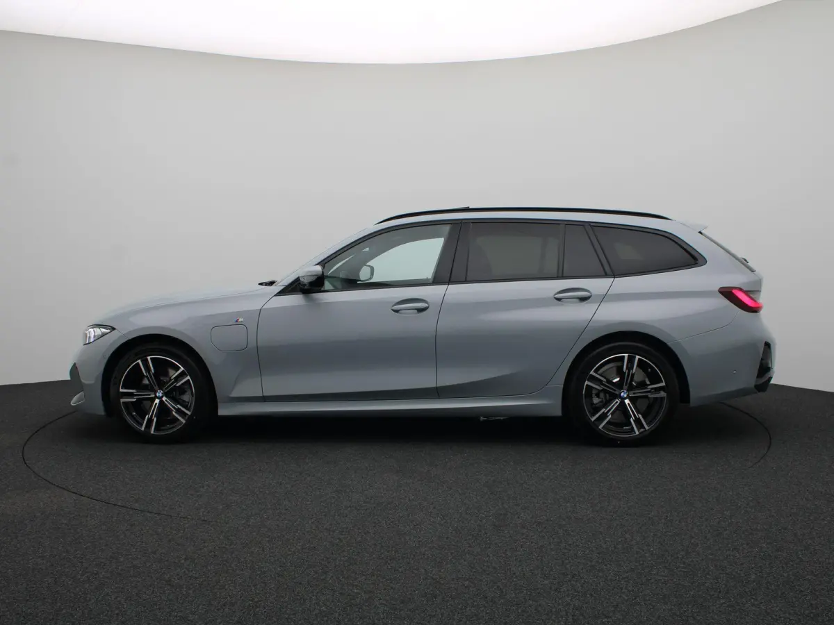 330e M Sportpakket | M Sport Edition | Comfort Pack | Stuurwielrand verwarmd | Trekhaak | Panoramadak | Elektrisch Verstelbare Sportstoelen | Active Cruise Control | DAB | HiFi | 18''