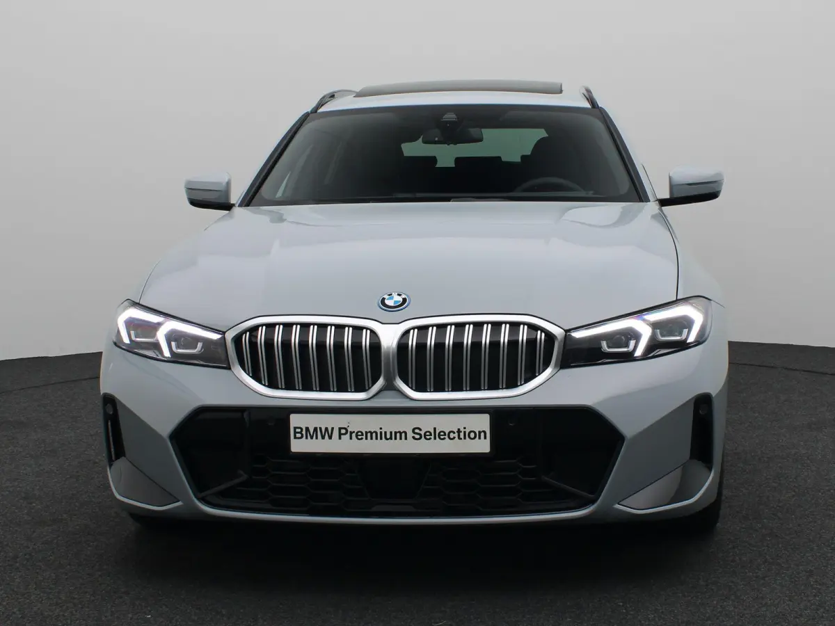 330e M Sportpakket | M Sport Edition | Comfort Pack | Stuurwielrand verwarmd | Trekhaak | Panoramadak | Elektrisch Verstelbare Sportstoelen | Active Cruise Control | DAB | HiFi | 18''