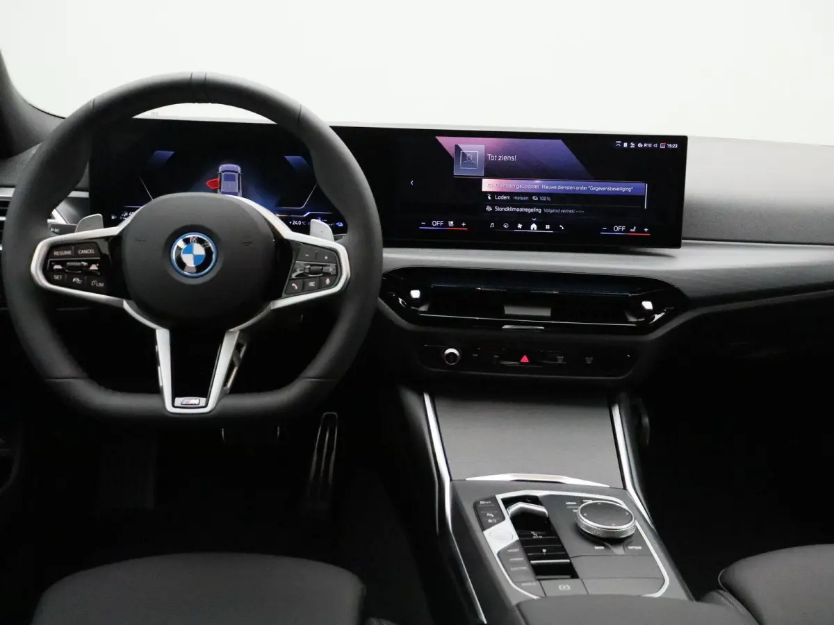 330e M Sportpakket | M Sport Edition | Comfort Pack | Stuurwielrand verwarmd | Trekhaak | Panoramadak | Elektrisch Verstelbare Sportstoelen | Active Cruise Control | DAB | HiFi | 18''