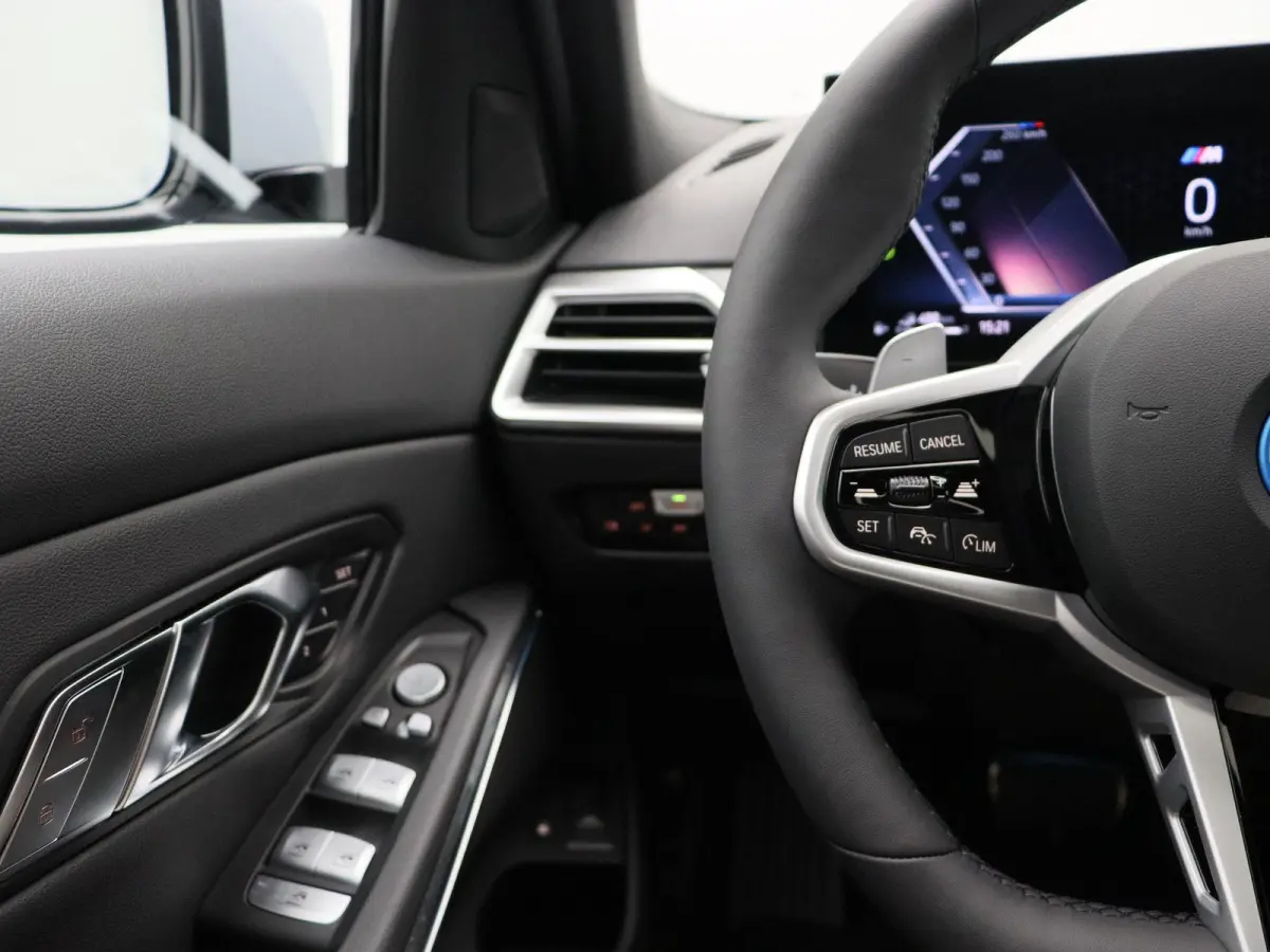 330e M Sportpakket | M Sport Edition | Comfort Pack | Stuurwielrand verwarmd | Trekhaak | Panoramadak | Elektrisch Verstelbare Sportstoelen | Active Cruise Control | DAB | HiFi | 18''