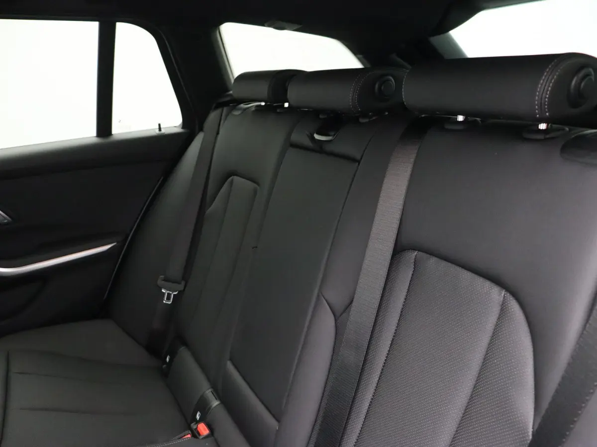 330e M Sportpakket | M Sport Edition | Comfort Pack | Stuurwielrand verwarmd | Trekhaak | Panoramadak | Elektrisch Verstelbare Sportstoelen | Active Cruise Control | DAB | HiFi | 18''