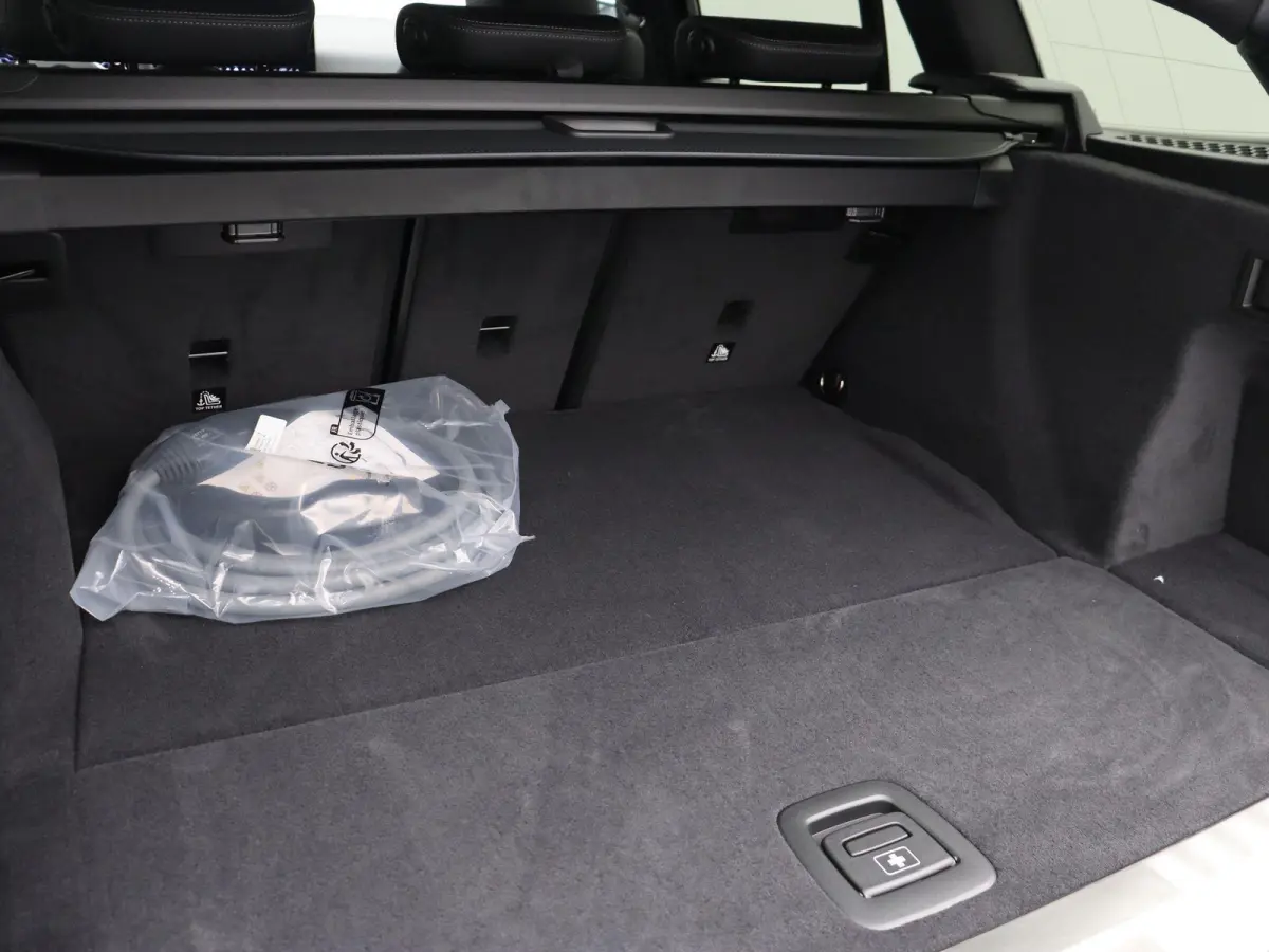 330e M Sportpakket | M Sport Edition | Comfort Pack | Stuurwielrand verwarmd | Trekhaak | Panoramadak | Elektrisch Verstelbare Sportstoelen | Active Cruise Control | DAB | HiFi | 18''