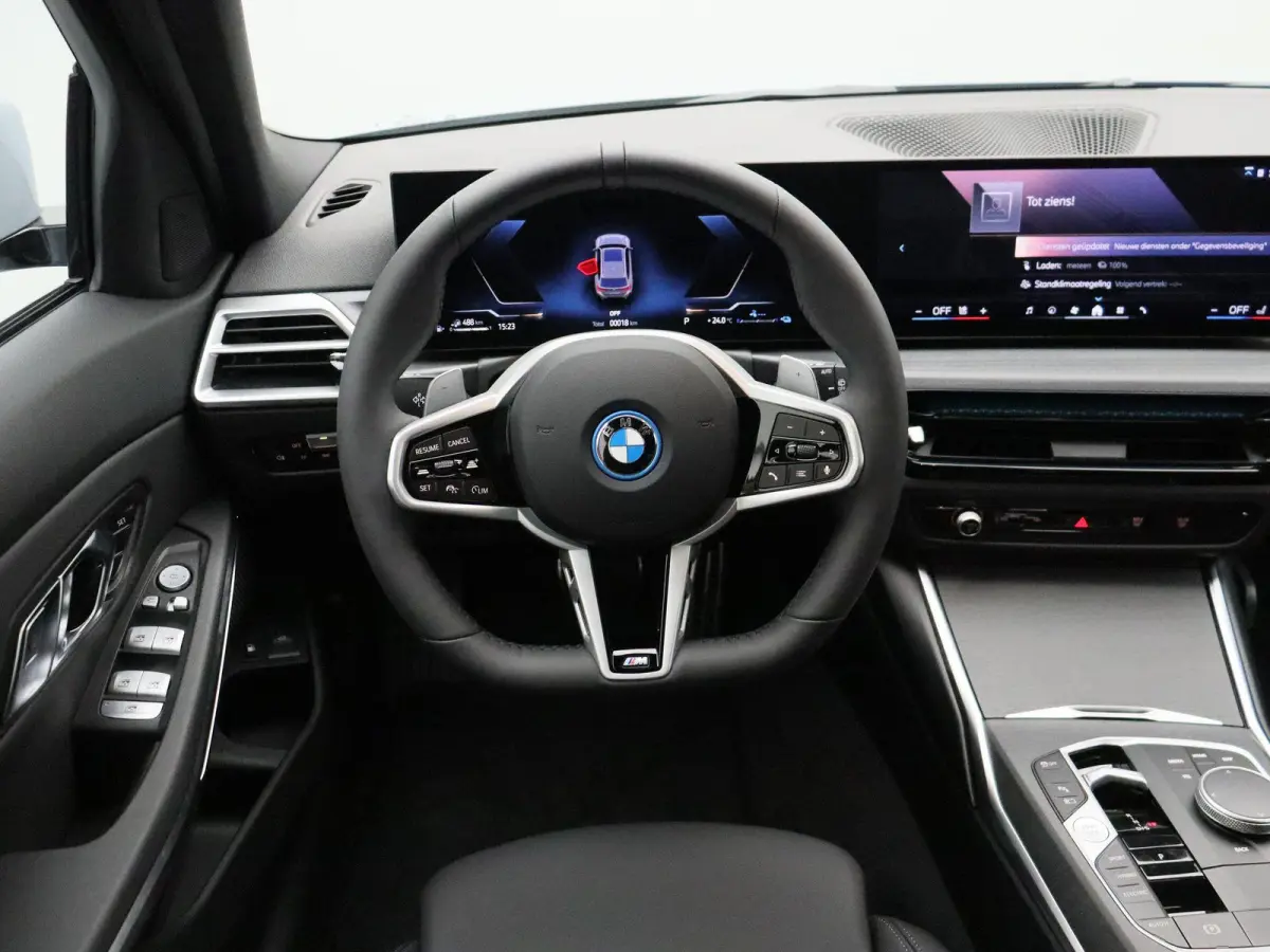 330e M Sportpakket | M Sport Edition | Comfort Pack | Stuurwielrand verwarmd | Trekhaak | Panoramadak | Elektrisch Verstelbare Sportstoelen | Active Cruise Control | DAB | HiFi | 18''