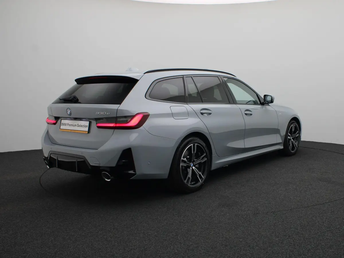 330e M Sportpakket | M Sport Edition | Comfort Pack | Stuurwielrand verwarmd | Trekhaak | Panoramadak | Elektrisch Verstelbare Sportstoelen | Active Cruise Control | DAB | HiFi | 18''