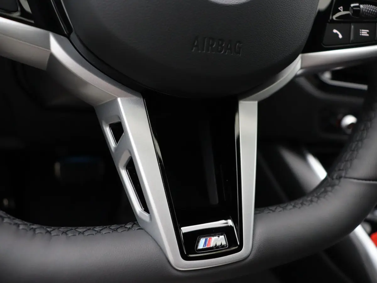 330e M Sportpakket | M Sport Edition | Comfort Pack | Stuurwielrand verwarmd | Trekhaak | Panoramadak | Elektrisch Verstelbare Sportstoelen | Active Cruise Control | DAB | HiFi | 18''