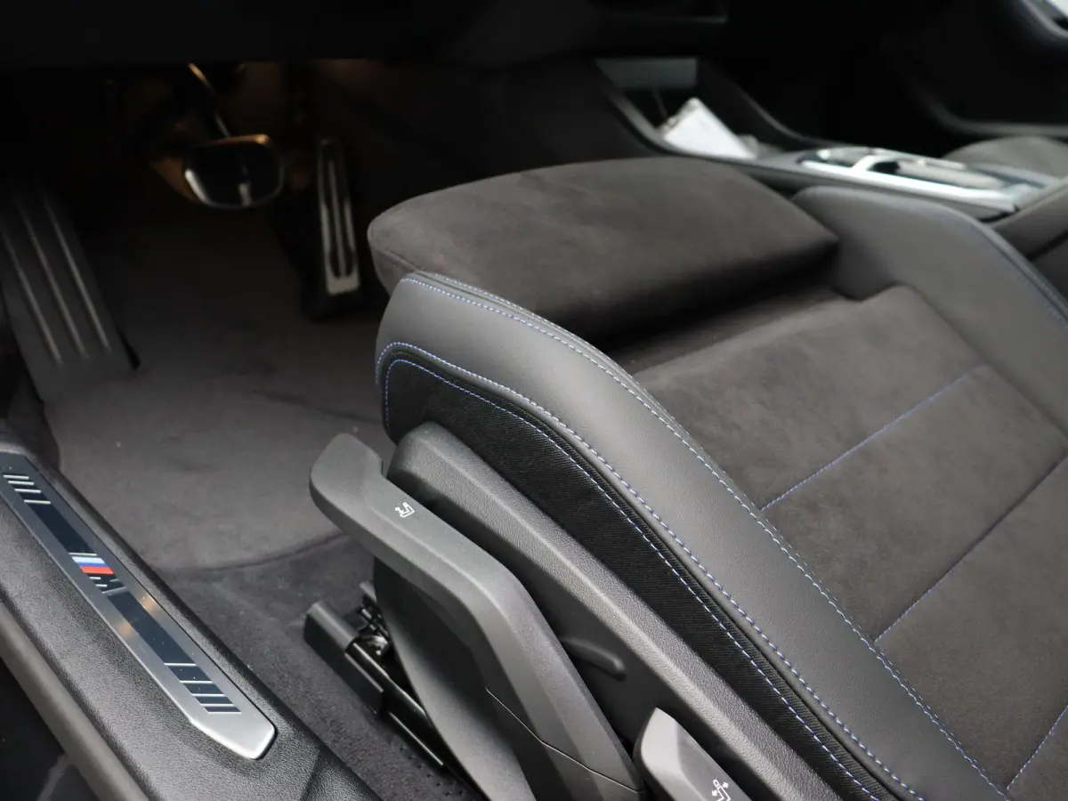 120 M Sportpakket Pro | Premium Pack | Stuurwielrand verwarmd | Achteruitrijcamera | Driving Assistant Plus | Parking Assistant | 19''