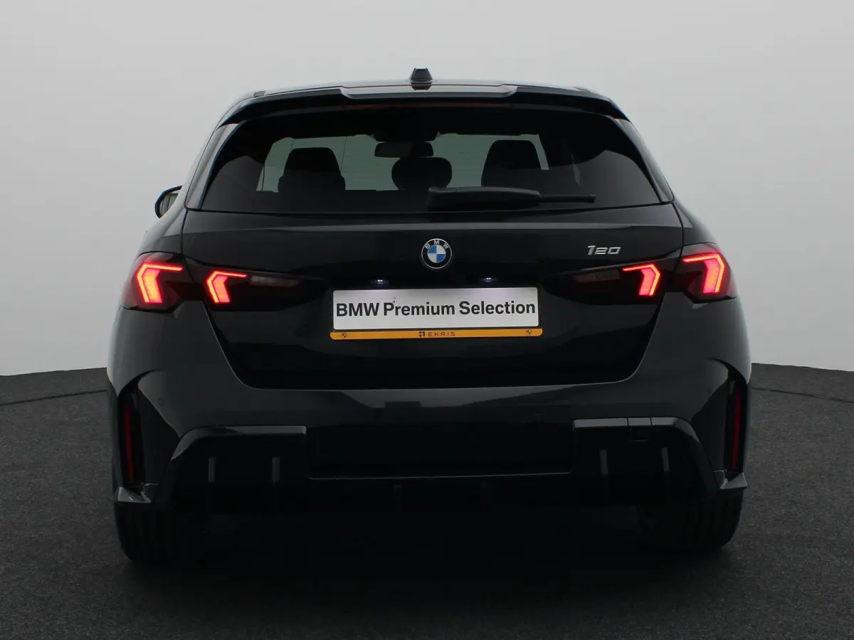120 M Sportpakket Pro | Premium Pack | Stuurwielrand verwarmd | Achteruitrijcamera | Driving Assistant Plus | Parking Assistant | 19''