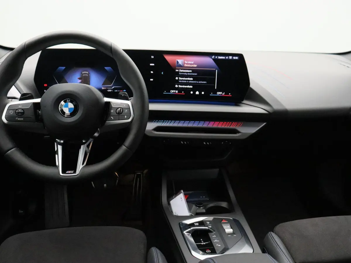 120 M Sportpakket Pro | Premium Pack | Stuurwielrand verwarmd | Achteruitrijcamera | Driving Assistant Plus | Parking Assistant | 19''