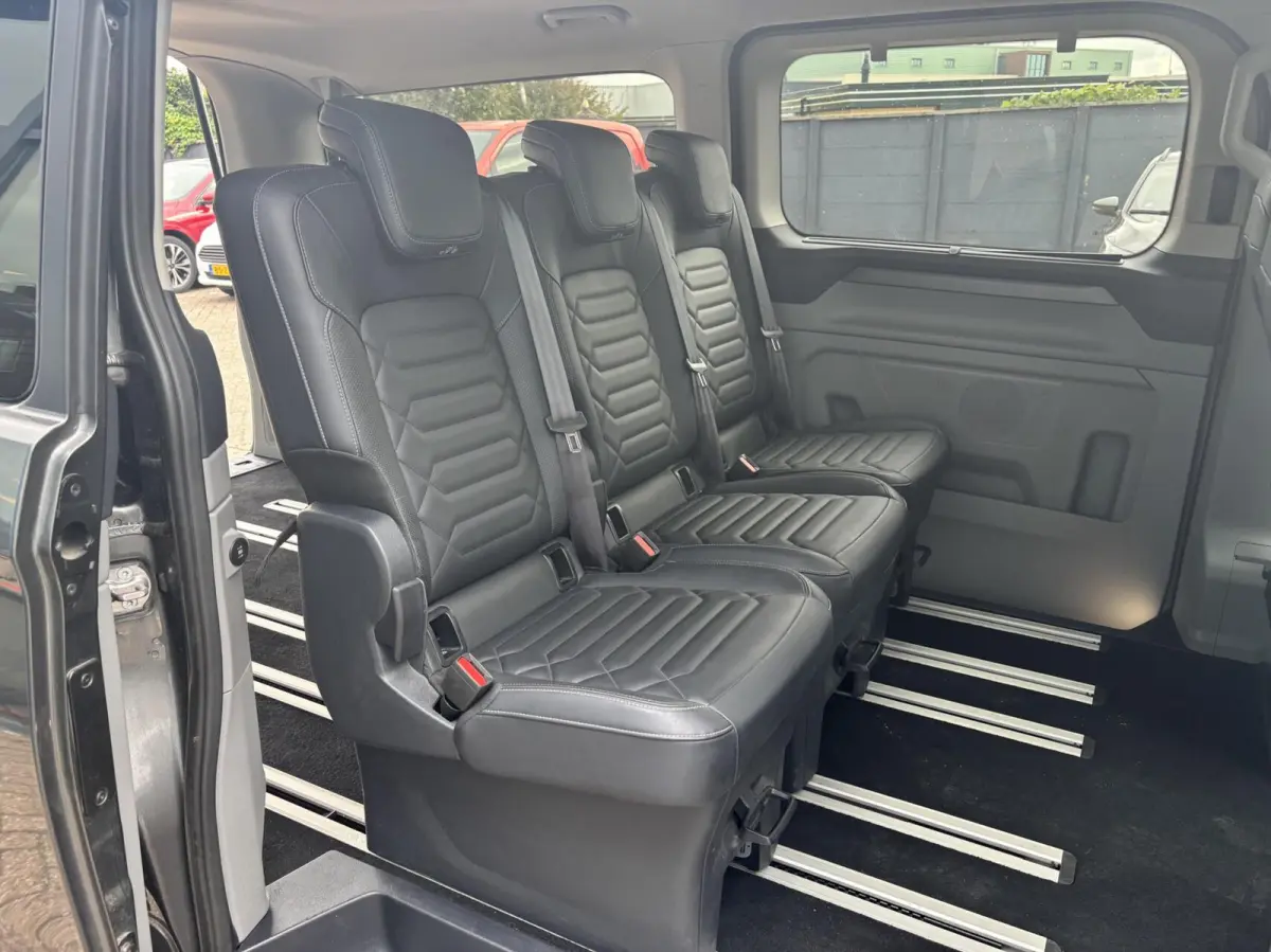340 2.5 PHEV L2H1 Titanium X 233PK VOL leder 8 zitplaatsen verschuif/uitneembare stoelen Adaptieve Cruise Climate 2de rij All Seasons 19" velgen *Compleet*
