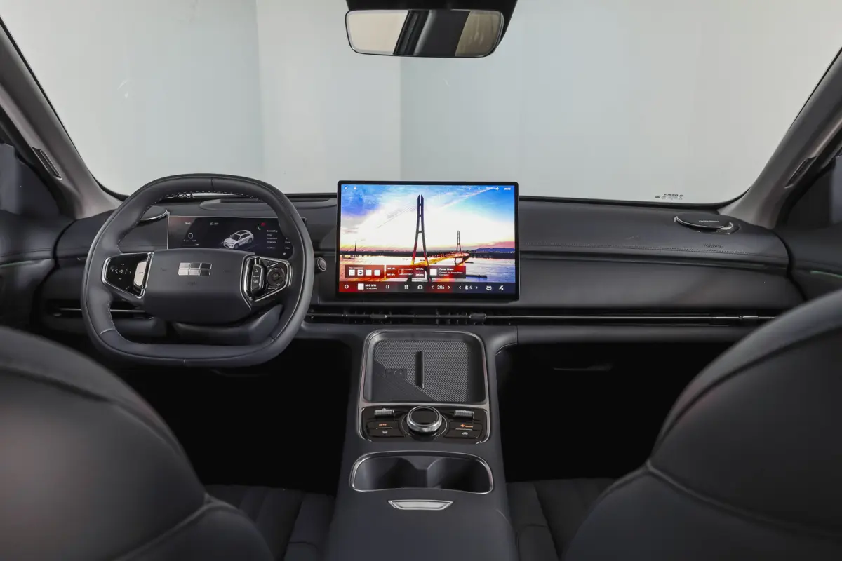 1.5 Max+ PHEV | 136km Elektrisch |S/K-Panodak | 360 Camera | NAV+App. Connect | V2L | Warmtepomp | HUD | Stoelverwarming & verkoeling | Memory | Elek. klep | Flyme | LM 19" | 7080