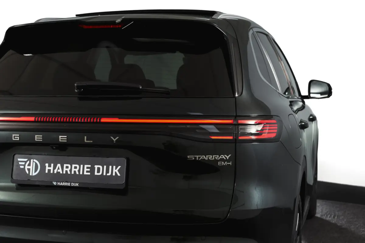 1.5 Max+ PHEV | 136km Elektrisch |S/K-Panodak | 360 Camera | NAV+App. Connect | V2L | Warmtepomp | HUD | Stoelverwarming & verkoeling | Memory | Elek. klep | Flyme | LM 19" | 7080